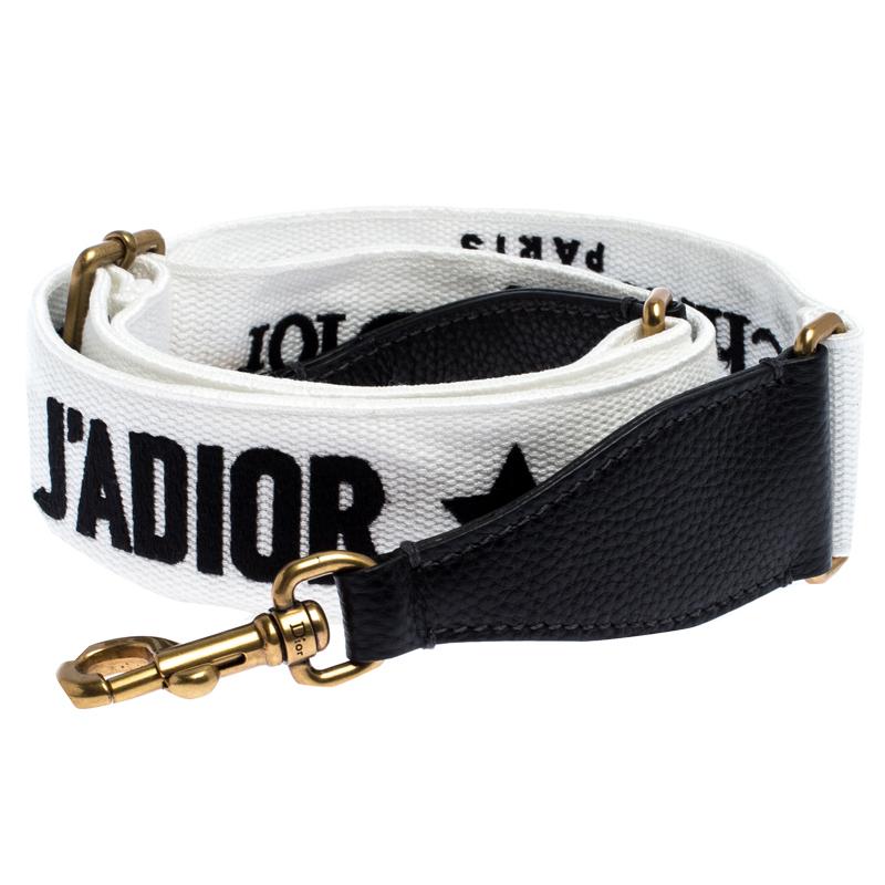 Dior brings you this super-chic shoulder bag strap that you can flaunt with your great collection of handbags. The strap is made from canvas and leather and it flaunts the 'J'Adior' motif throughout. It is complete with two gold-tone lobster clasps