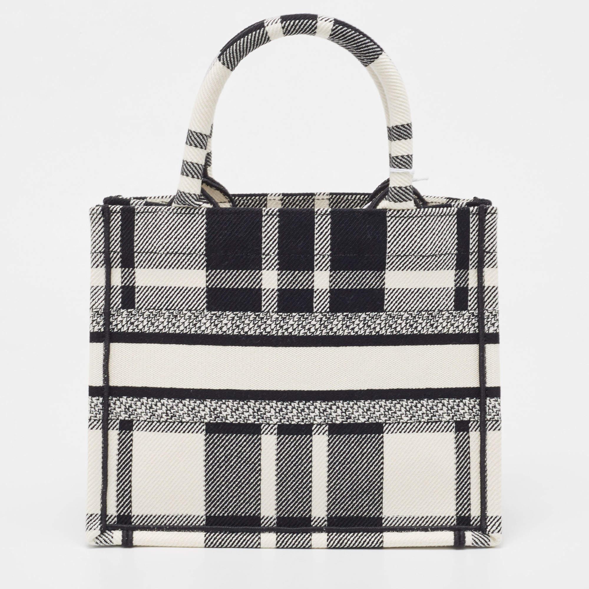 This Dior tote is an example of the brand's fine designs that are skillfully crafted to project a classic charm. It is a functional creation with an elevating appeal.

Includes: Original Dustbag, Authenticity Card, Info Booklet, tag

