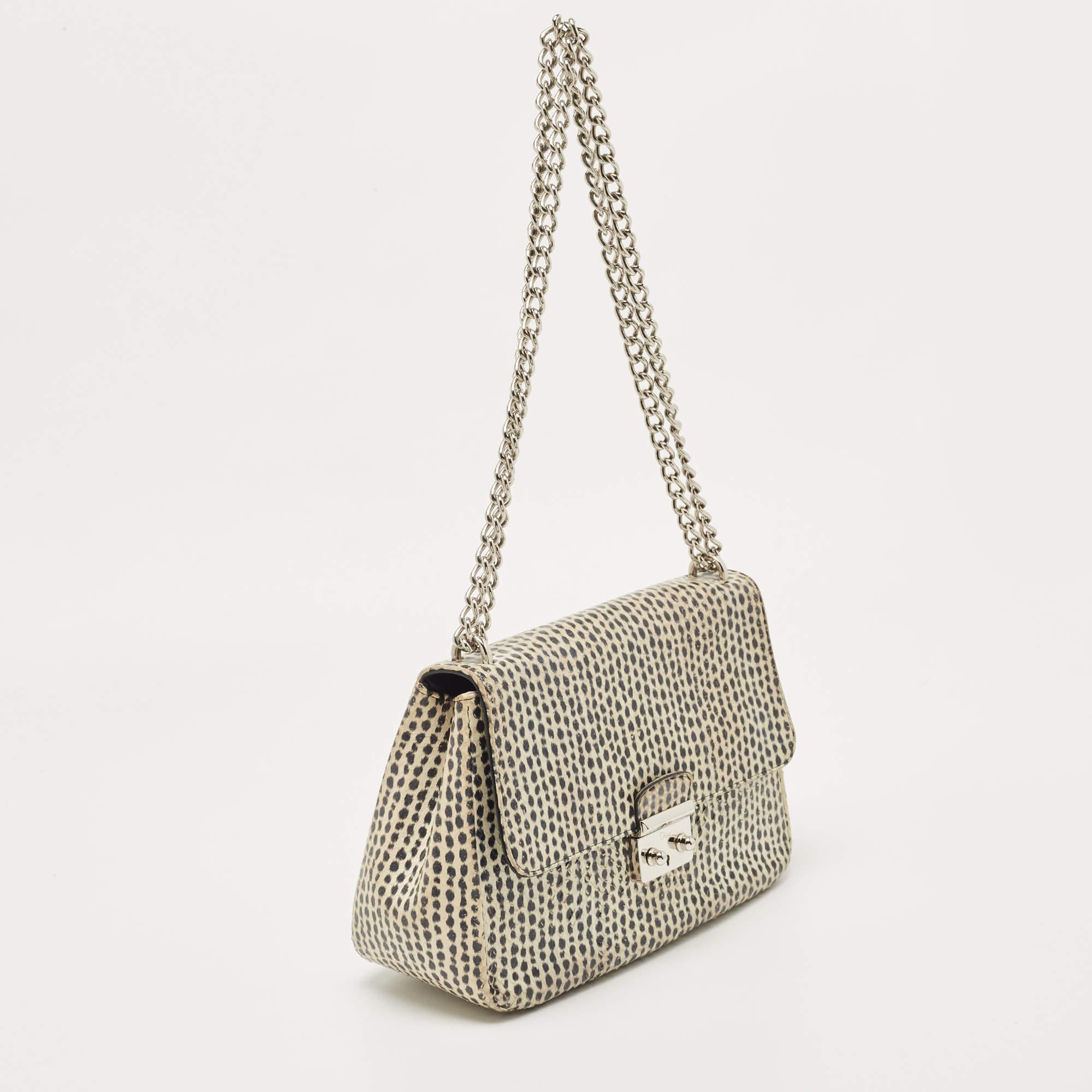 Discover unparalleled style and functionality with this women's shoulder bag. Meticulously designed, it offers a harmonious blend of fashion and practicality, featuring premium materials and versatile compartments for everyday elegance.

