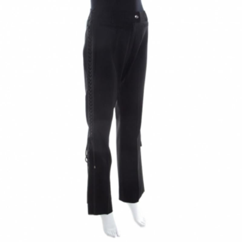 Wir haben ein Auge auf dieses Paar von Dior geworfen, da es sehr modisch ist. Die schwarze Hose ist an den Seiten mit geflochtenen Besätzen versehen und aus einer Wollmischung in ausgestellter Form gefertigt. Sie können es mit einem einfachen Hemd