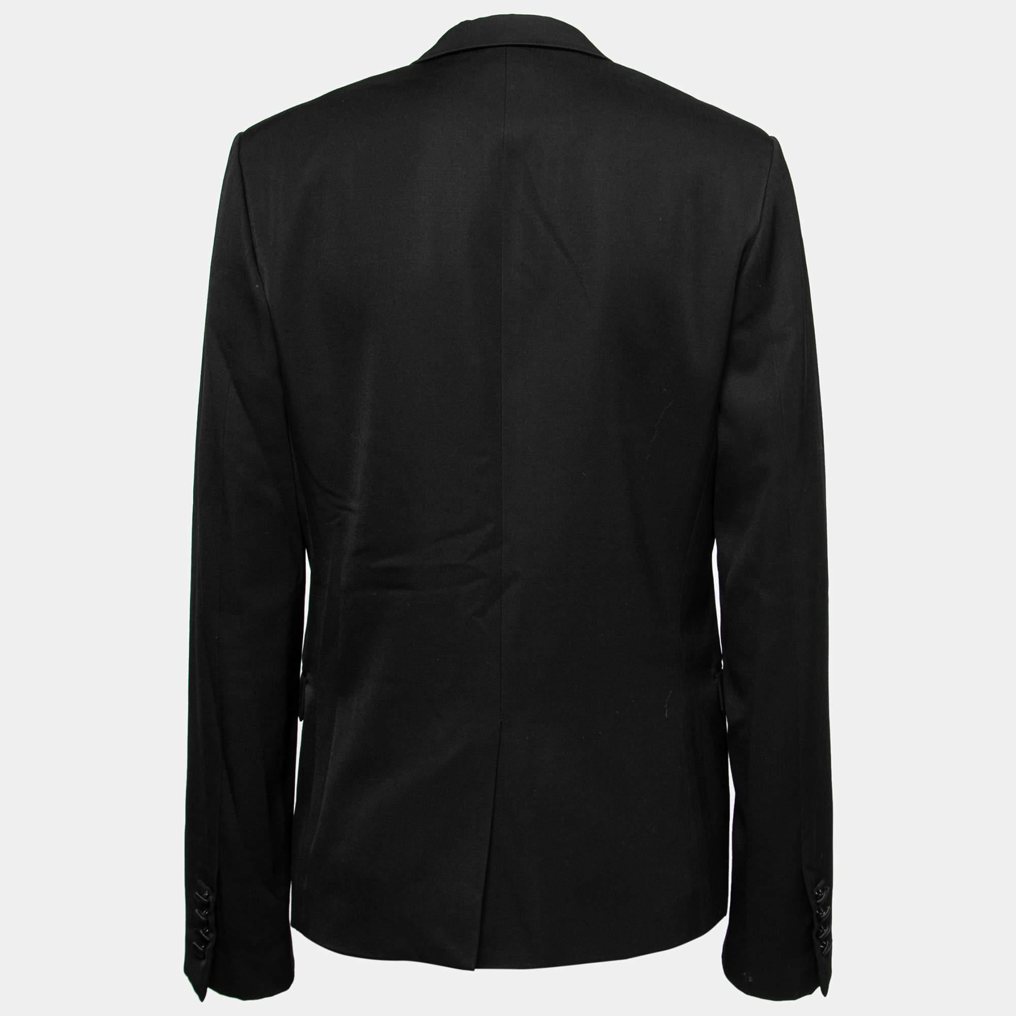 Finely tailored and stunning, this blazer from the House of Dior will let you keep your attire on point. It is fashioned using black wool fabric and flaunts buttoned cuffs, long sleeves, and buttoned closures. This blazer is perfect for evening