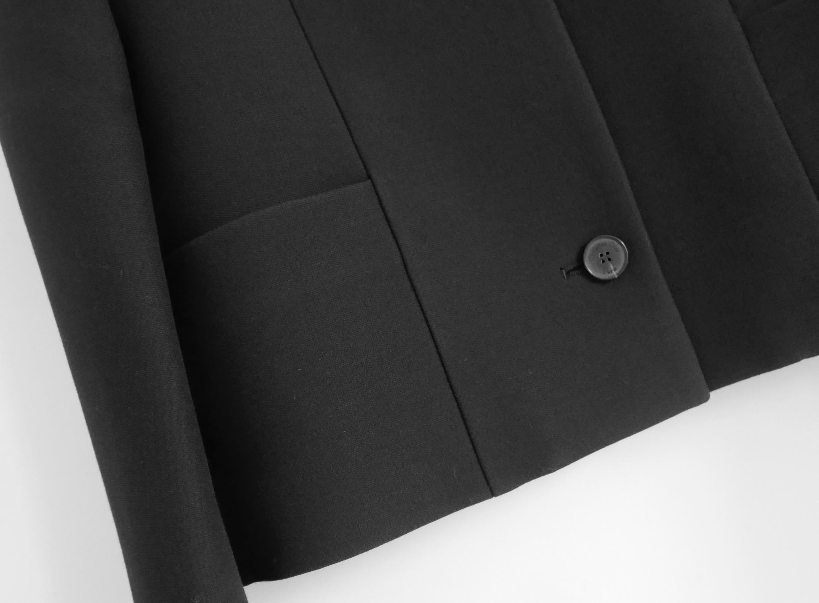 Giacca di lana ultra lussuosa di Dior - acquistata per 3250€ e nuova con cartellini e bottone di ricambio. Realizzato in leggera lana e seta nera, ha un taglio squadrato con colletto Nehru, tasche applicate integrate e chiusura con 3 bottoni e