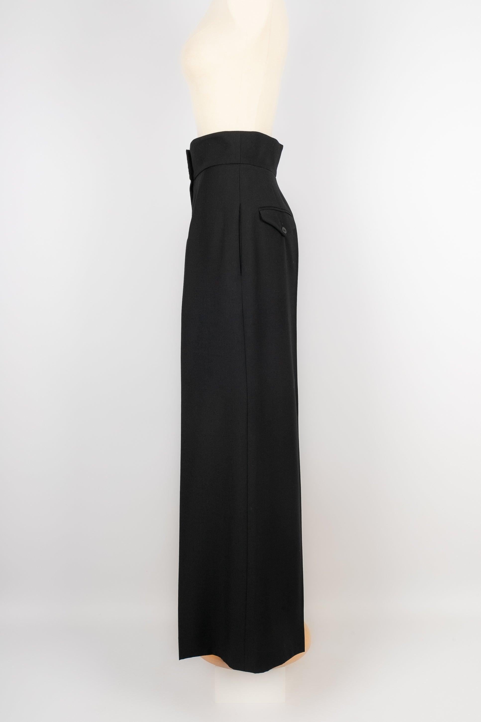 Dior - (Made in France) Black wool pants. 2009 Collection. Size 38FR.

Additional information:
Condition: Very good condition
Dimensions: Waist: 35 cm - Length: 115 cm
Period: 21st Century

Seller Reference: FJ128