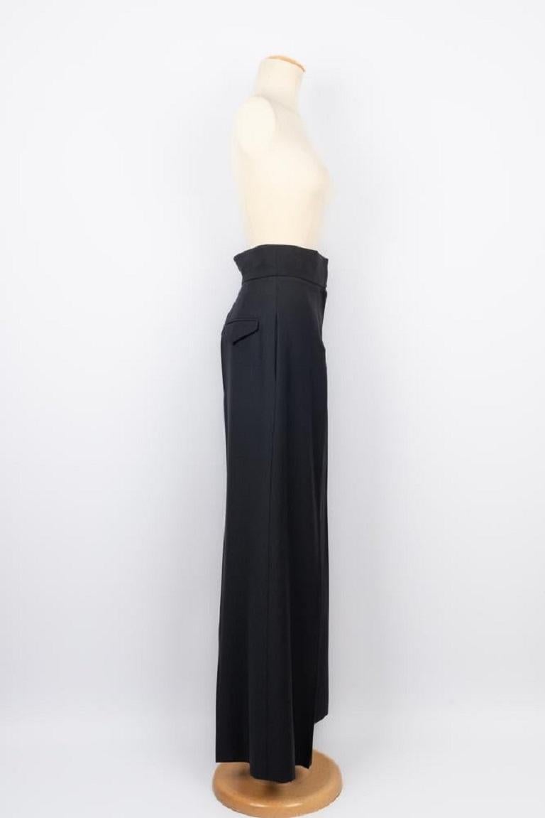 Dior- (Made in France) Black wool pants. 2009 Collection. Size 38FR.

Additional information:
Condition: Very good condition
Dimensions: Waist: 35 cm - Length: 115 cm
Seller Reference: FJ7
