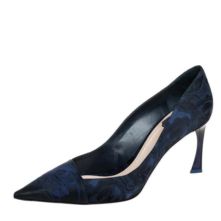 monarki omdømme Dam Dior Blue/Black Floral Jacquard Fabric Pointed Toe Pumps Size 41 For Sale  at 1stDibs