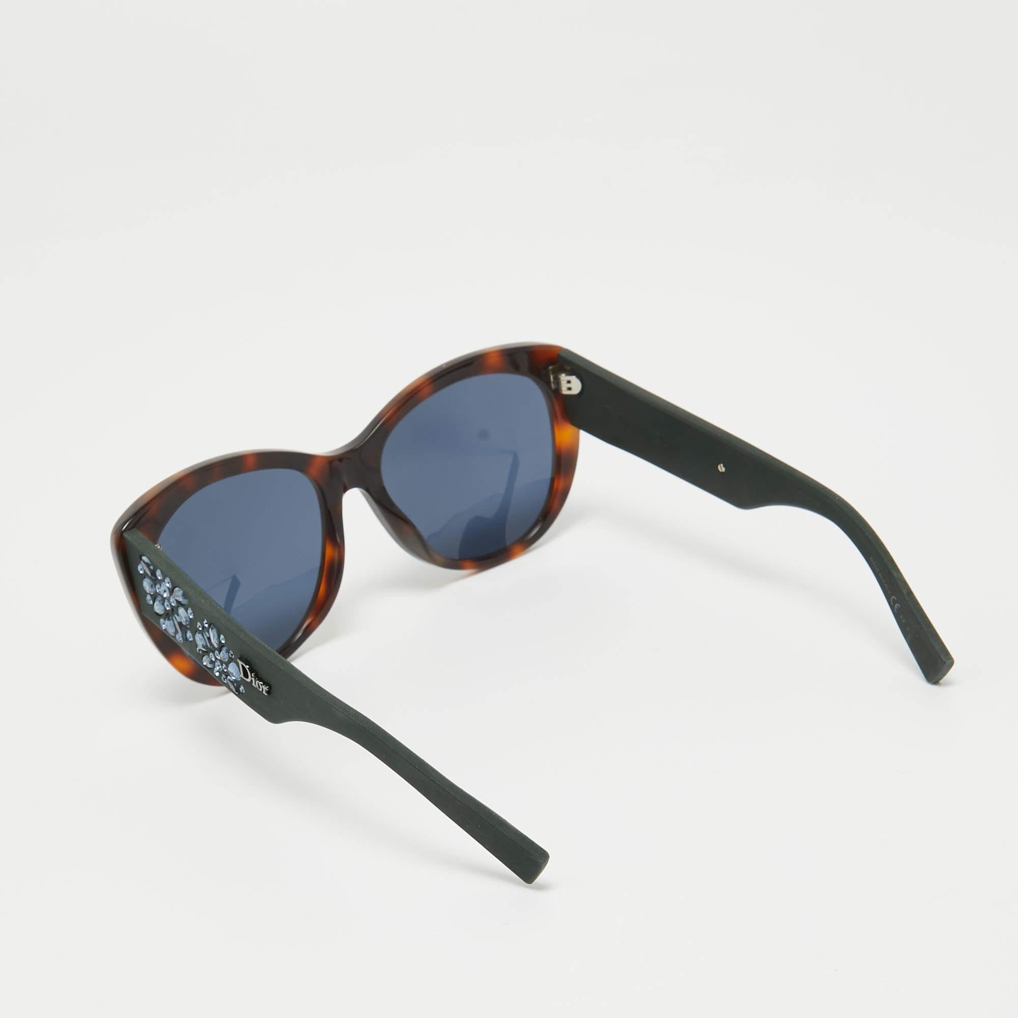 Eine auffällige Sonnenbrille von Dior ist mit Sicherheit ein wertvoller Kauf. Mit ihrem trendigen Rahmen und den augenschonenden Gläsern ist die Sonnenbrille ideal für den ganzen Tag.

