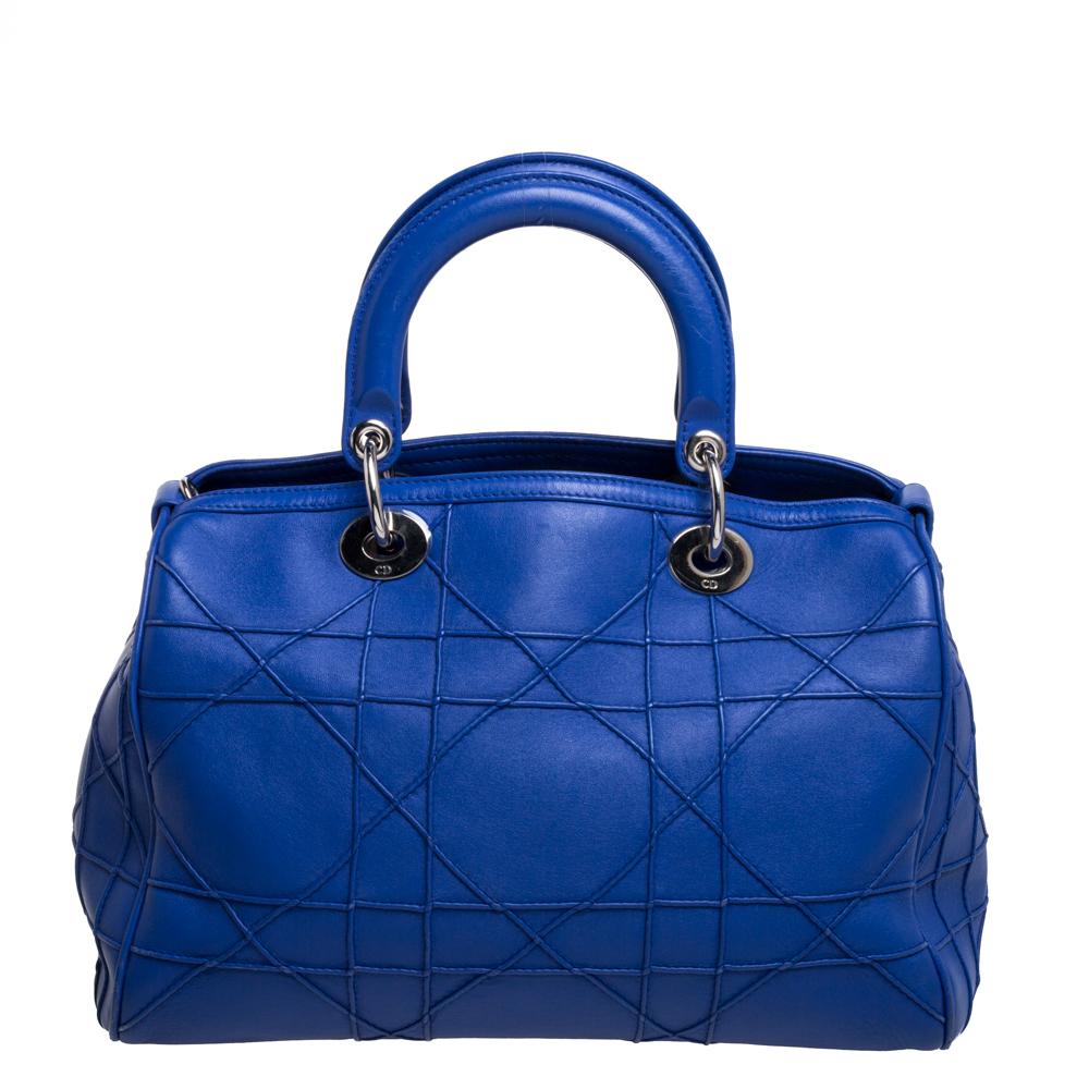 This Granville Polochon from Dior is a bag that every fashionista would love to possess. The bag has been crafted from leather and it carries a blue Cannage exterior. It is equipped with a nylon interior, two handles and the gorgeous piece is