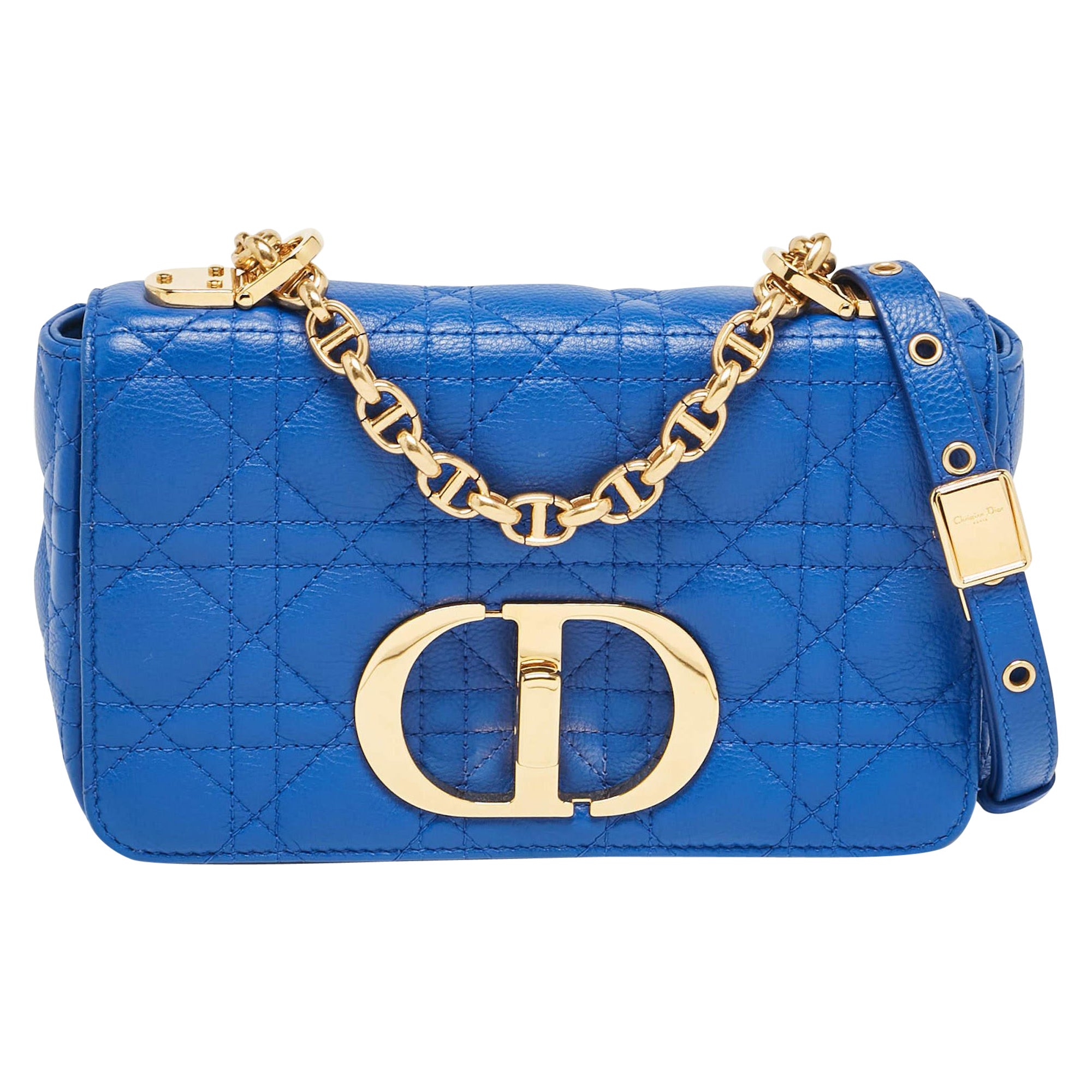 Petit sac à bandouli�ère Caro Dior en cuir cannage bleu