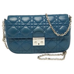Petit sac à rabat Miss Dior en cuir cannage bleu