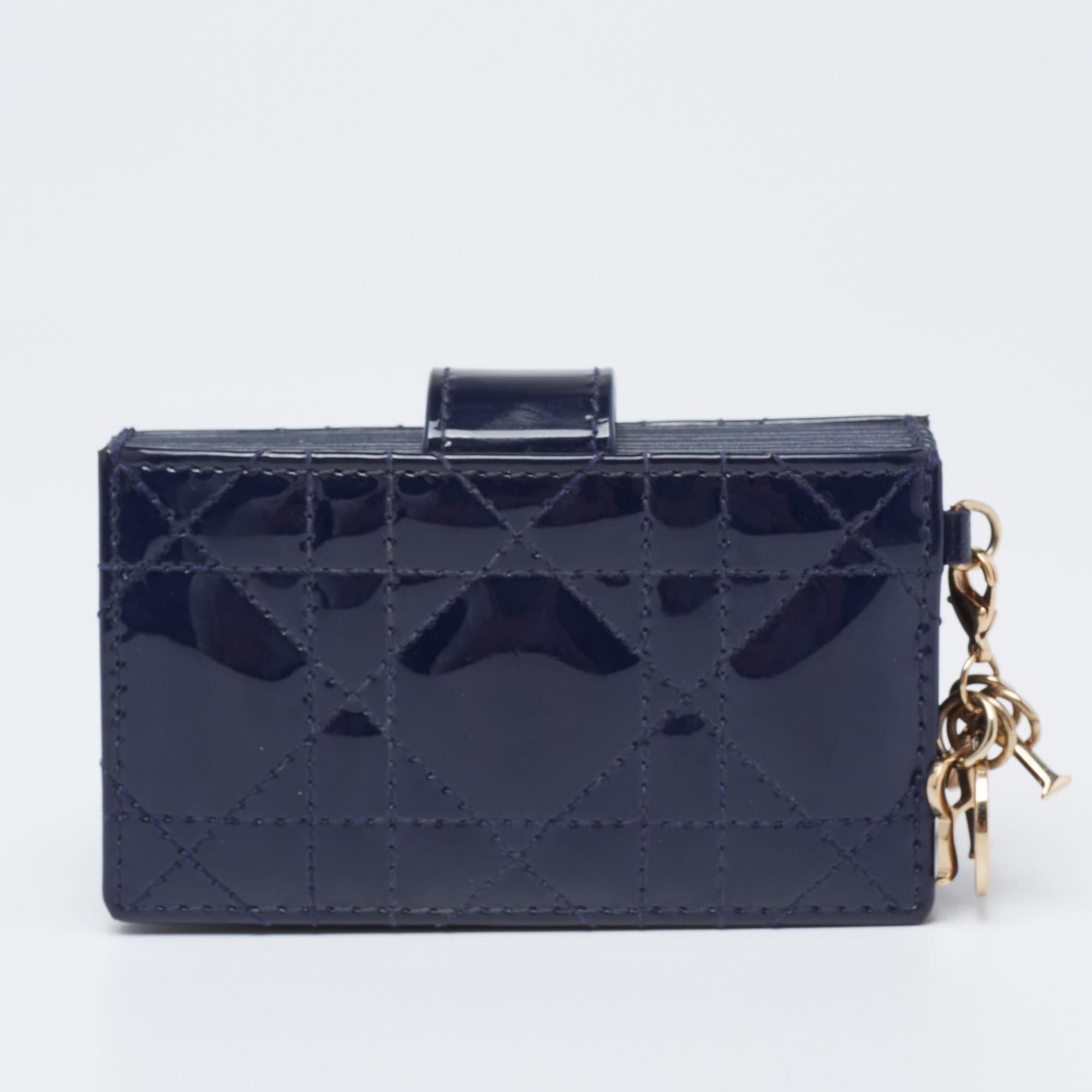 Crafted from patent leather, this Dior gusset cardholder opens to reveal multiple compartments to carry your cards neatly. It also features the brand's iconic Cannage quilt on the exterior. This blue piece is finished with gold-tone hardware and