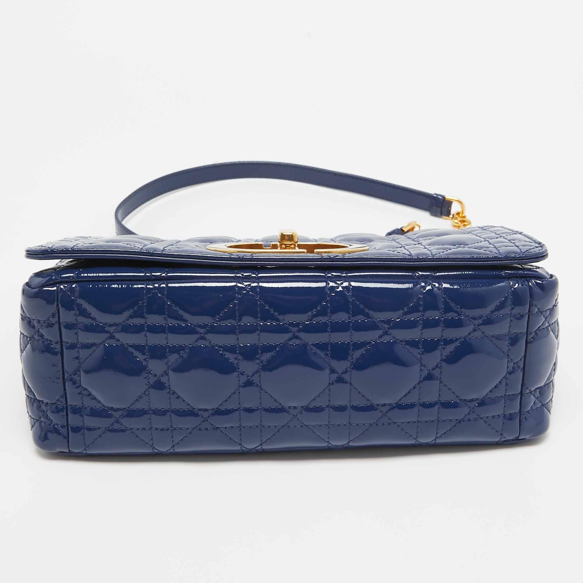 Sac à bandoulière Caro Dior bleu cannage en cuir verni de taille moyenne en vente 8