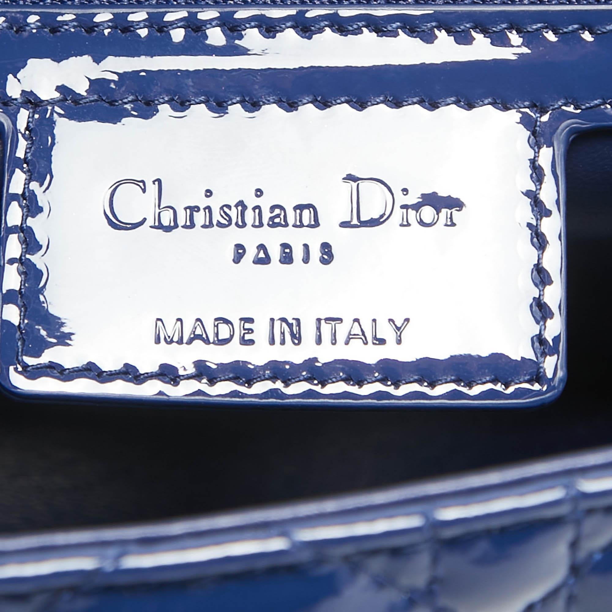 Sac à bandoulière Caro Dior bleu cannage en cuir verni de taille moyenne en vente 4