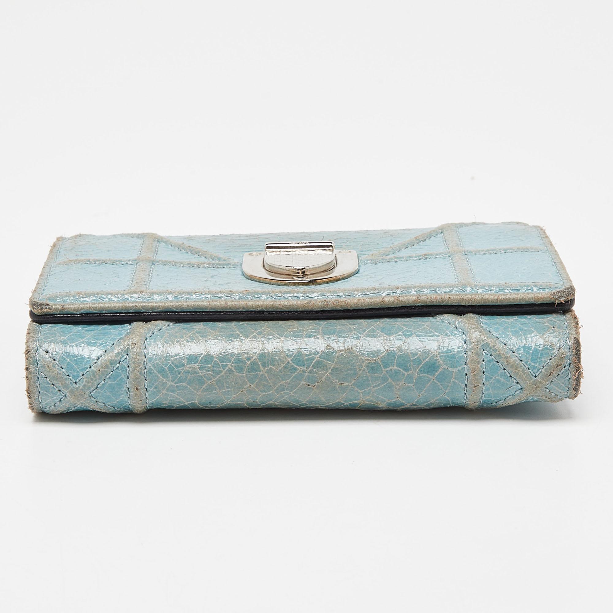 Portafoglio Dior Trifold in pelle blu stropicciata Diorama in vendita 5