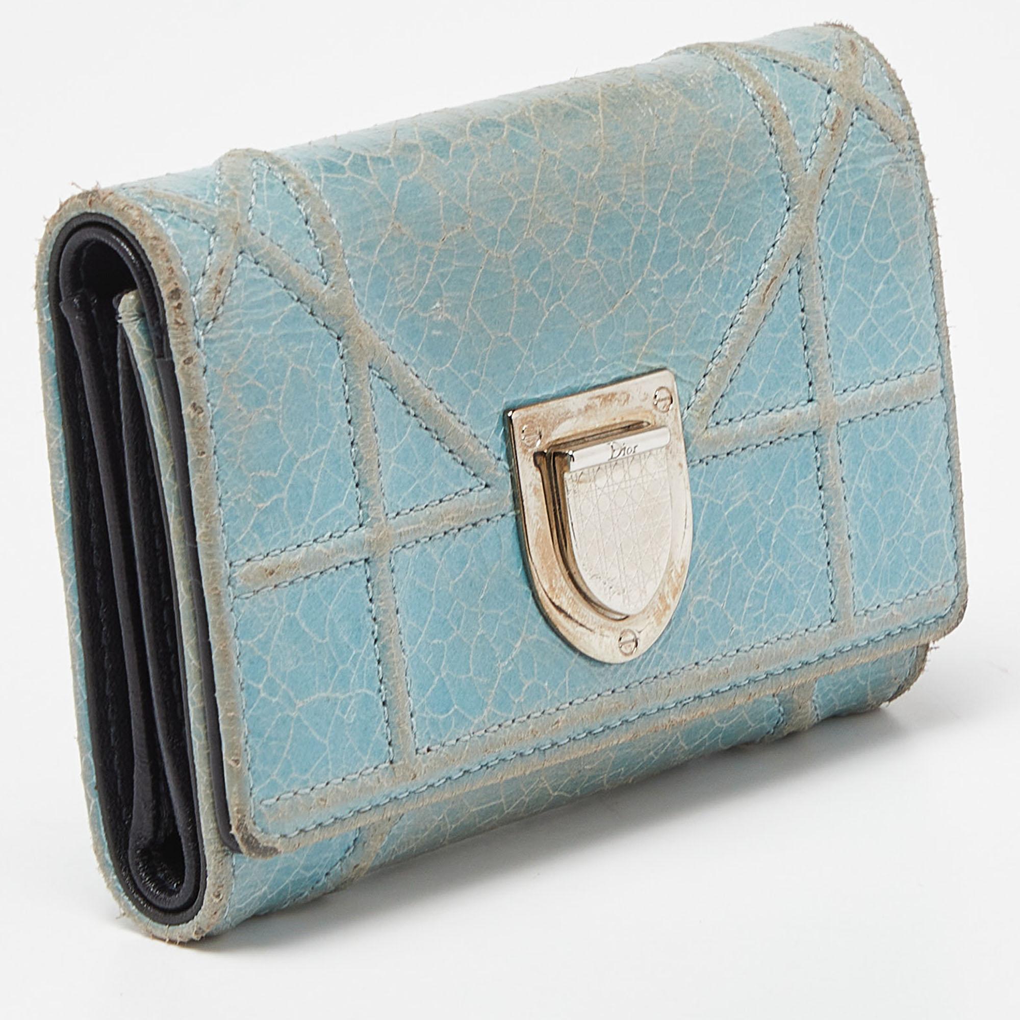 Portafoglio Dior Trifold in pelle blu stropicciata Diorama in vendita 1