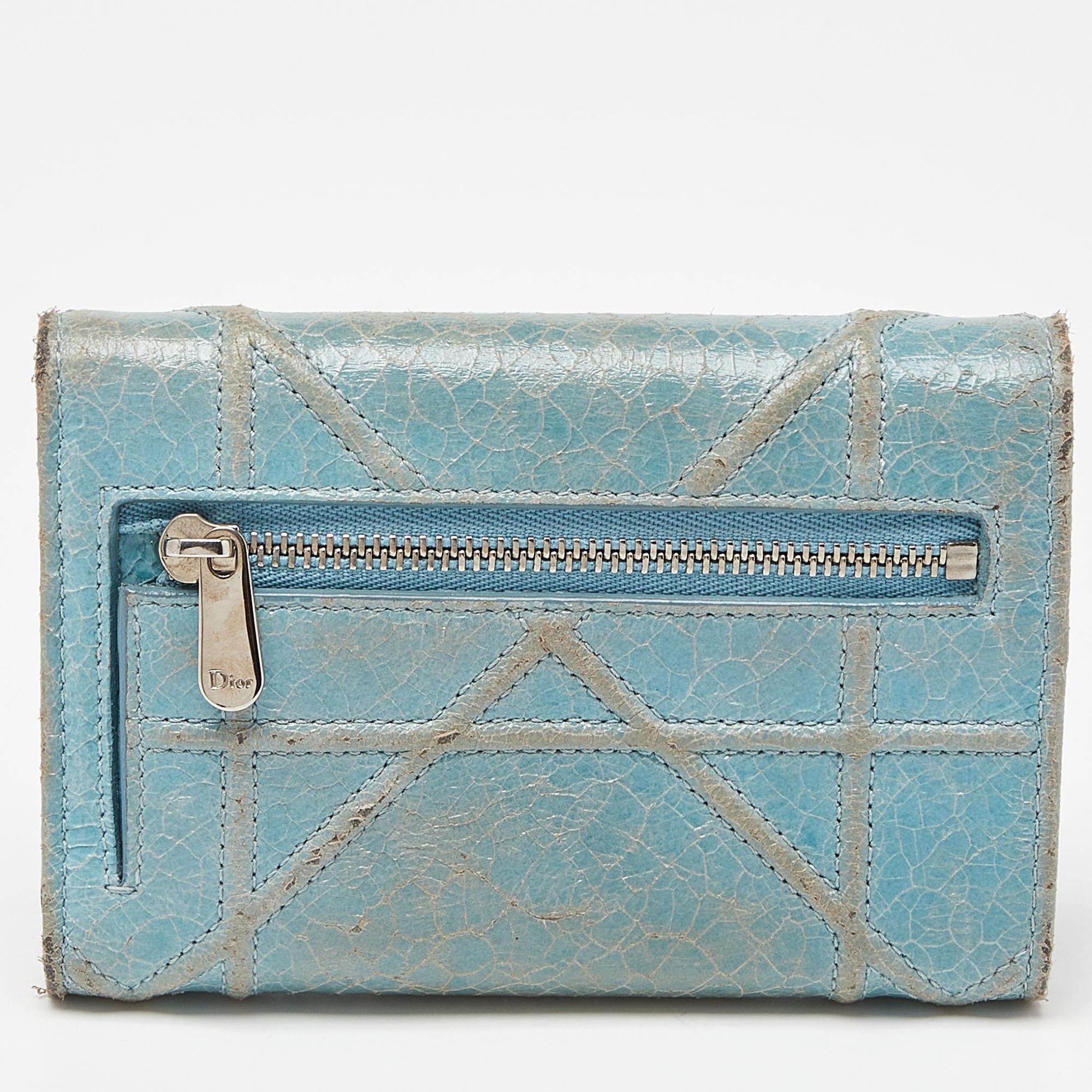 Portafoglio Dior Trifold in pelle blu stropicciata Diorama in vendita 2