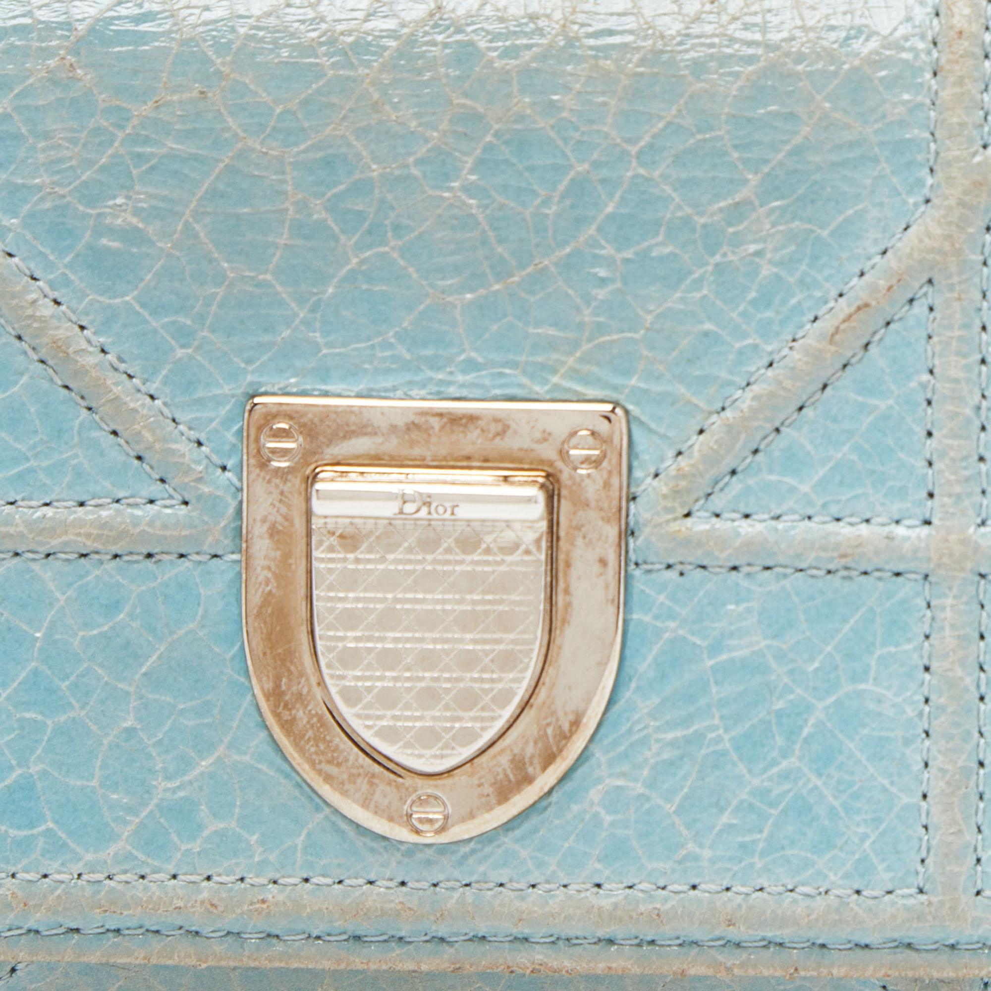 Portafoglio Dior Trifold in pelle blu stropicciata Diorama in vendita 3