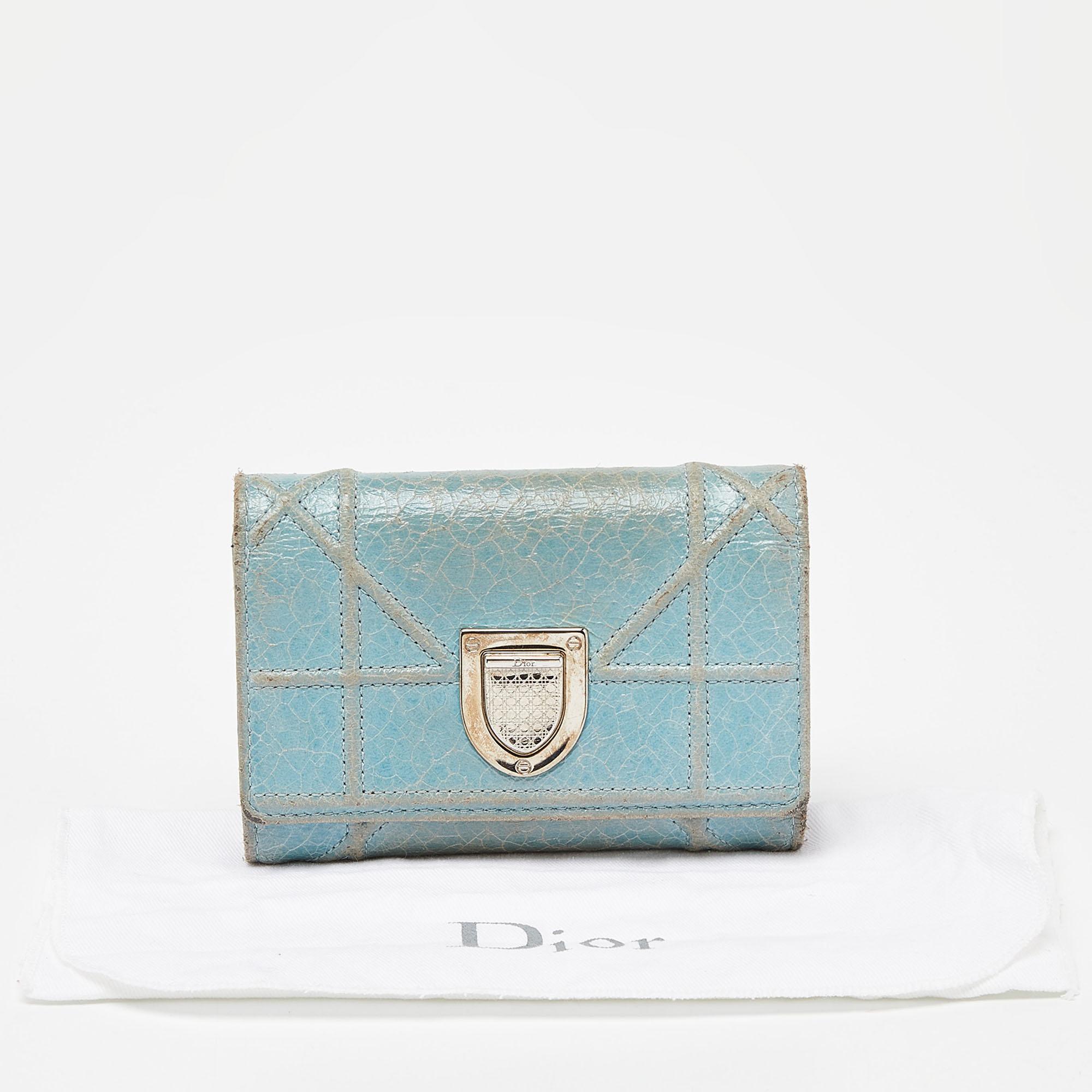 Portafoglio Dior Trifold in pelle blu stropicciata Diorama in vendita 4