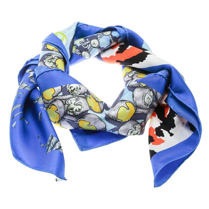 Woven in quality silk, this scarf from Dior, cut in a square shape, is enhanced with an eye-catchy print all over featuring the brand's signature and Croquis lettering. It'll be the focal point of your ensemble when paired with smart suits and skirt