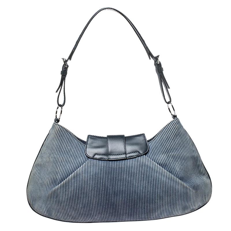 Questa borsa a tracolla di Dior è unica nel suo genere. Realizzato in Italia, è progettato per offrire uno stile senza sforzo. La borsa è stata realizzata in tessuto denim ed è disponibile in un'incantevole tonalità di blu. L'esterno è impreziosito