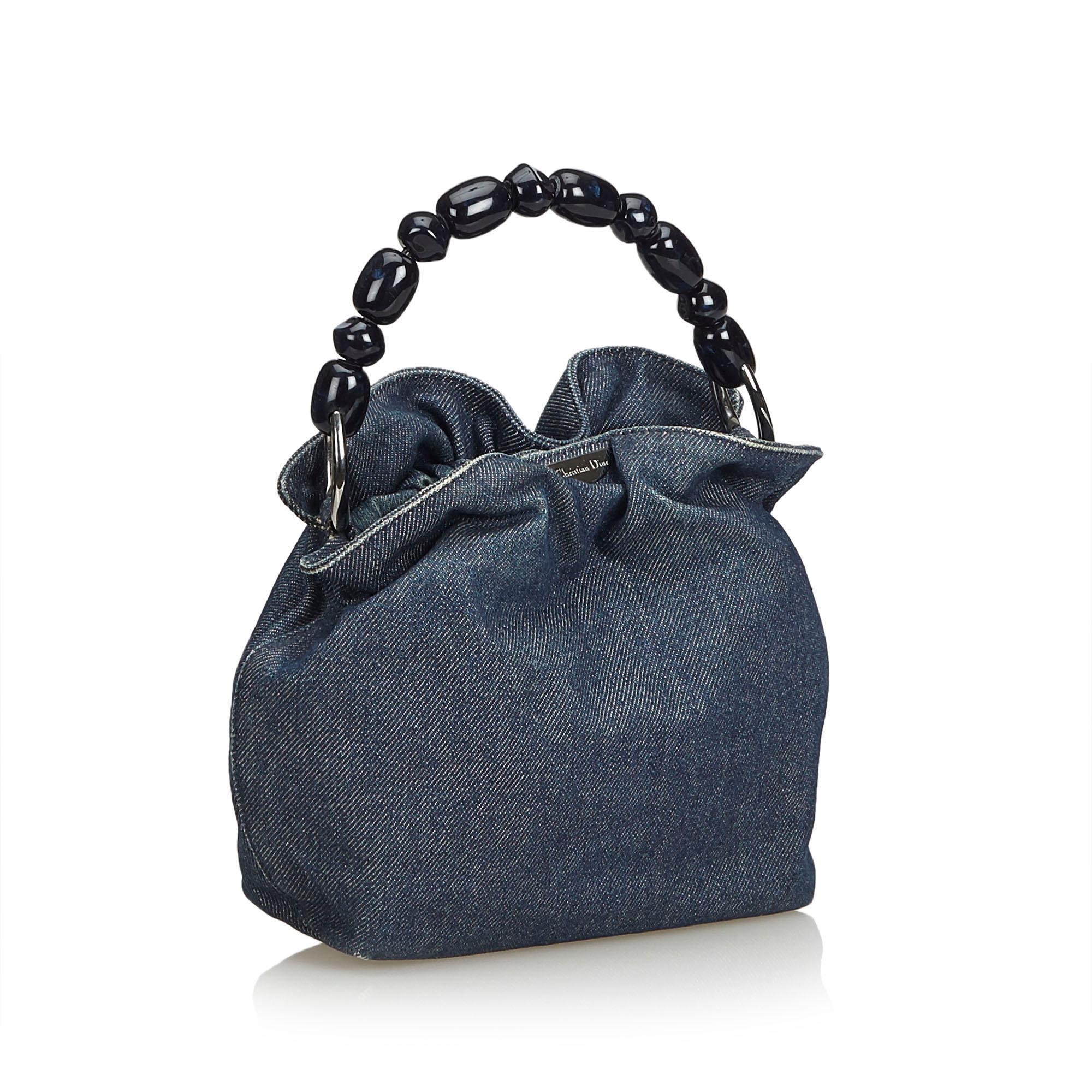 The Malice handbag features a denim body, a plastic handle in pearl detail, open top, and a magnetic closure It carries as B+ condition rating.

Inclusions: 
This item does not come with inclusions.

Dimensions:
Length: 21.00 cm
Width: 18.50