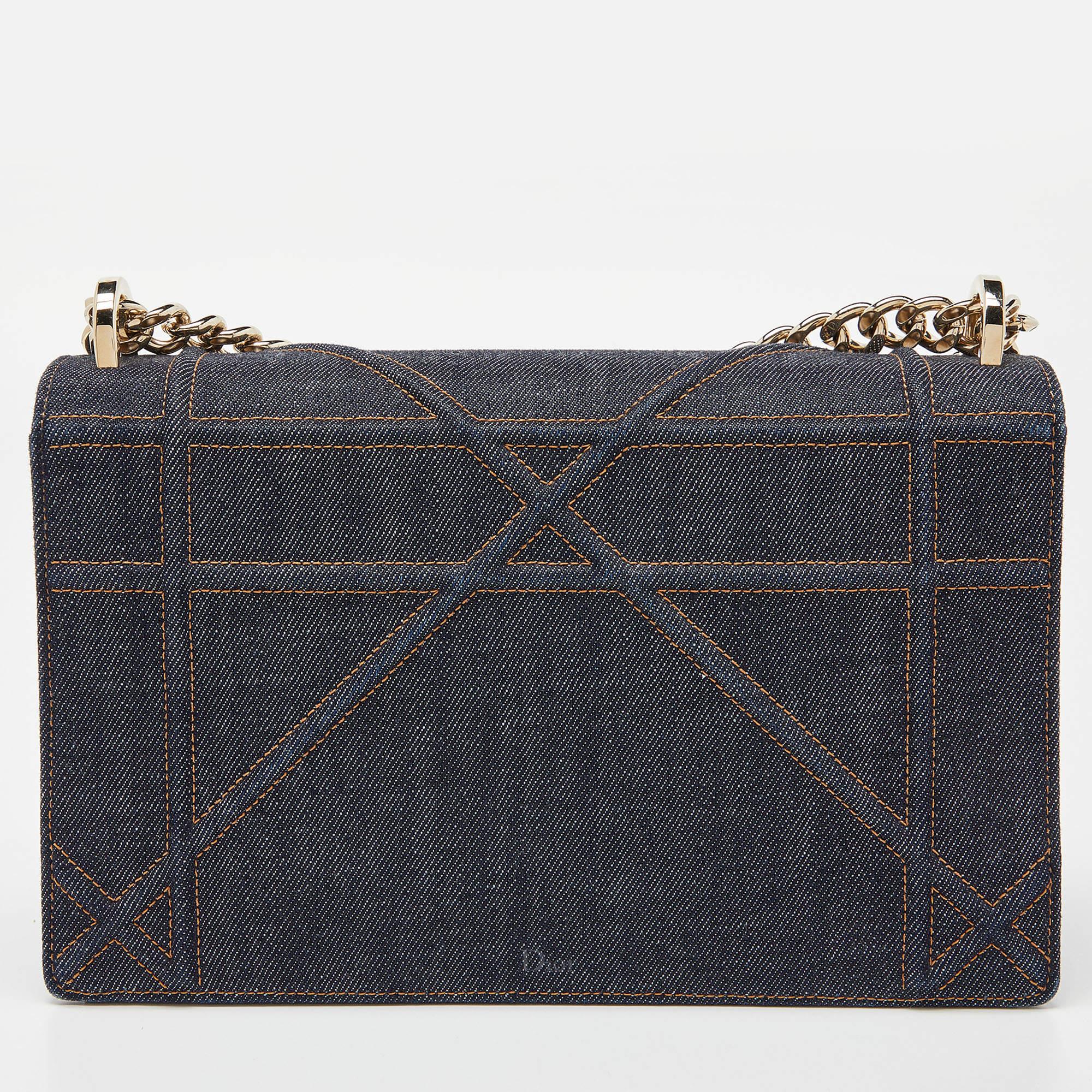 For a look that is complete with style, taste, and a touch of luxe, this designer bag is the perfect addition. Flaunt this beauty on your shoulder and revel in the taste of luxury it leaves you with.

Includes: Original Dustbag, Authenticity Card,