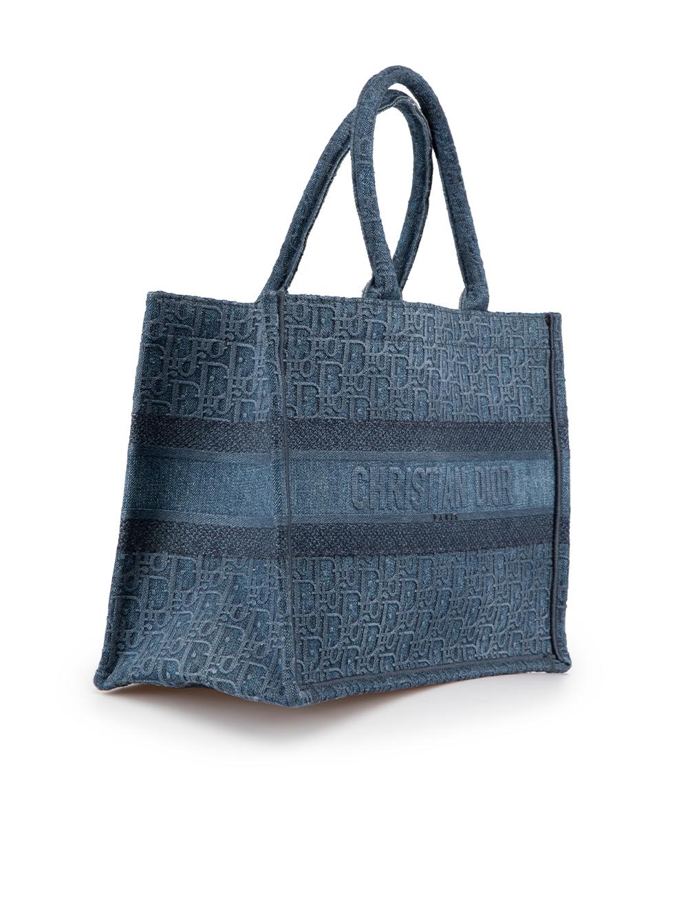 CONDITION is Very good. Minimal wear to bag is evident. Minimal wear to fabric surface with one or two negligible frayed thread ends on this used Dior designer resale item.
 
Details
Book tote 
Blue
Denim
Medium tote bag
2x Rolled top