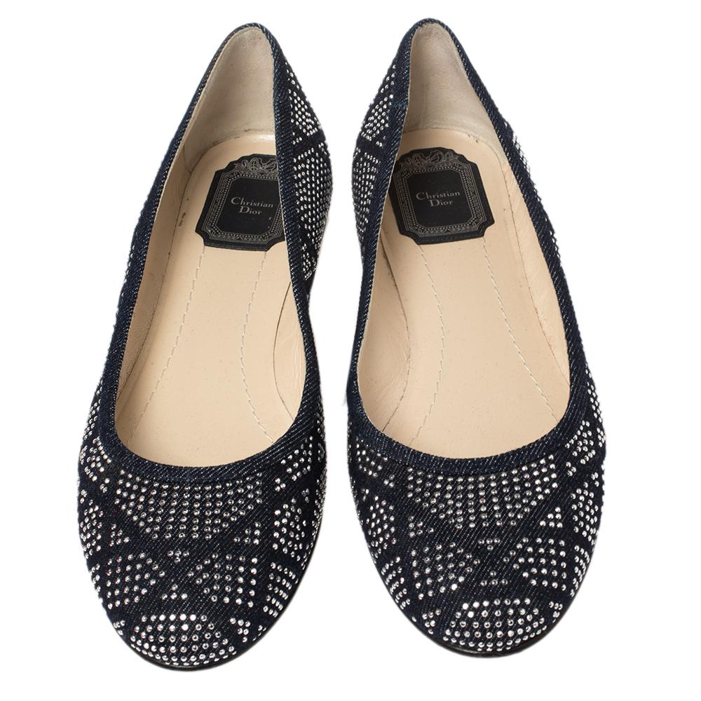 Stylish and striking, these Saga ballet flats by Dior will elevate all your ensembles! They have been crafted from quality denim and come in a blue shade. They are styled with round toes, stud detailing forming the signature Cannage pattern on the