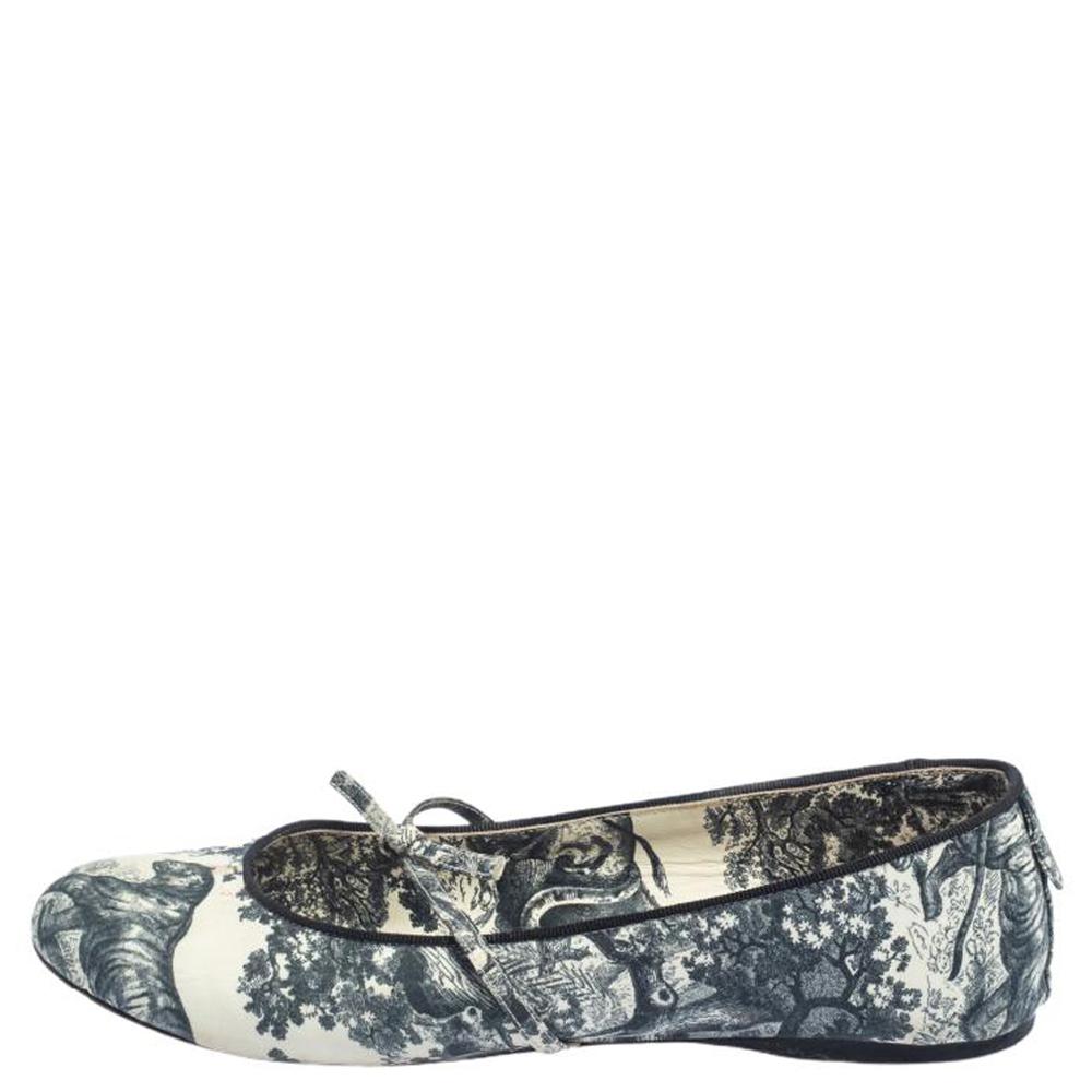 Dazzle in comfort and style with these ballet flats from Dior. They've been created using fabric and designed with the signature Toile De Jouy print all over and strap detailing across the vamps. The flats are complete with leather insoles for your