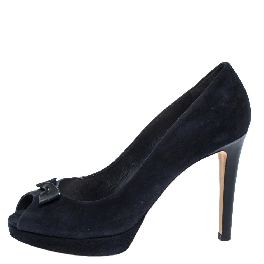 Nothing like an adorable pair of pumps to look and feel like a modern princess! Crafted from leather & suede in a black hue, this gorgeous Dior pair is great for a host of occasions. Complete with stiletto heels and bows on the peep-toe vamps, these