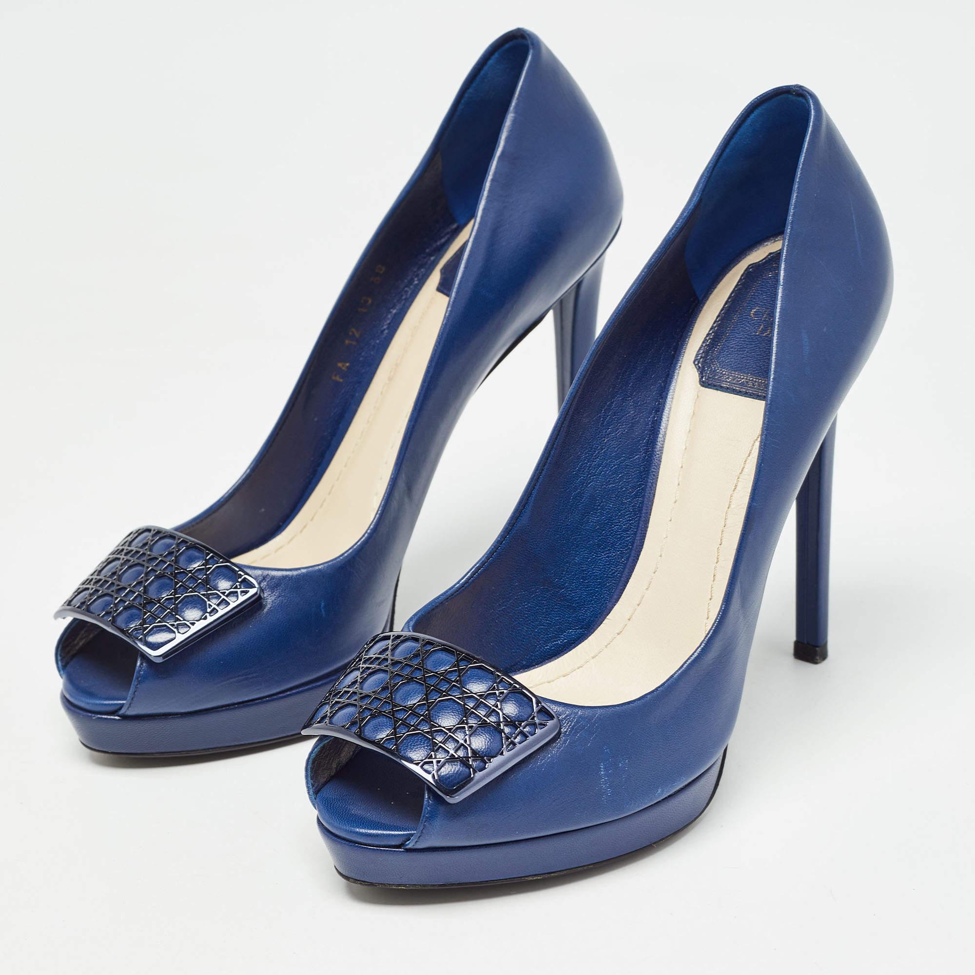 Make a chic style statement with these designer pumps. They showcase sturdy heels and durable soles perfect for your fashionable outings
