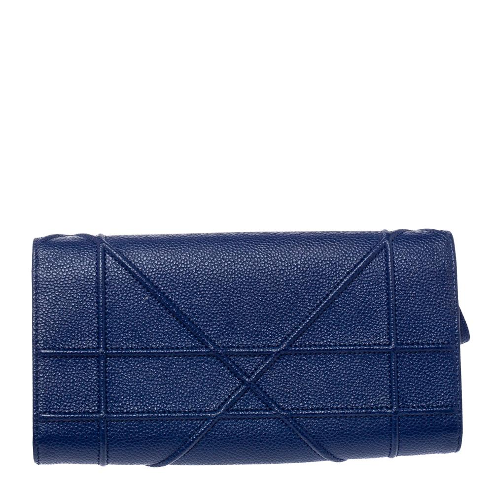 Complement your elegant evening outfits with this chic creation to flaunt your tasteful fashion sense. Crafted in leather, this Diorama wallet features a quilted pattern and has a blue exterior. The signature lock opens to an organized interior that