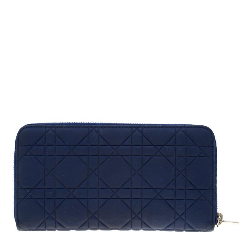 Fashionably put together, the gorgeous blue hue of this Lady Dior wallet by Dior gives it a glamorous feel. Crafted with patent leather, it is designed in a zip around style with the zip pulls featuring DIOR letter charms. The insides are lined with