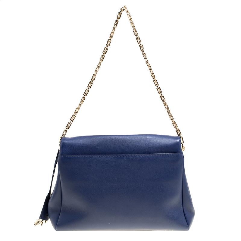This Diorling shoulder bag by Dior is not only lovely to look at, but is also handy and durable. It has been crafted from leather and styled with a flap to secure the leather-lined interior and a chain in gold-tone to be strung on your