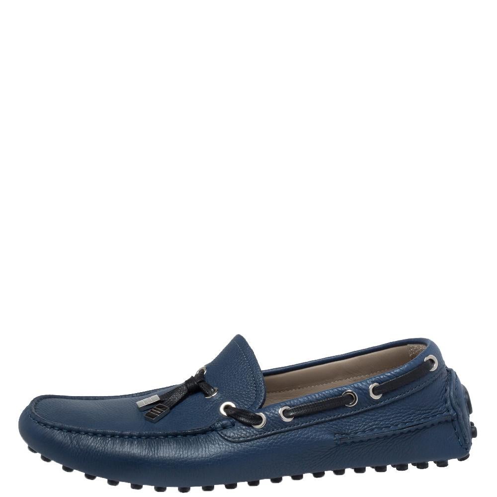 Exquisitely designed, these loafers from Dior brilliantly amalgamate top-notch style and utmost comfort! The blue leather construction is perfectly complemented with bow details on the vamps. Leather-lined insoles and pebbled outsoles complete these