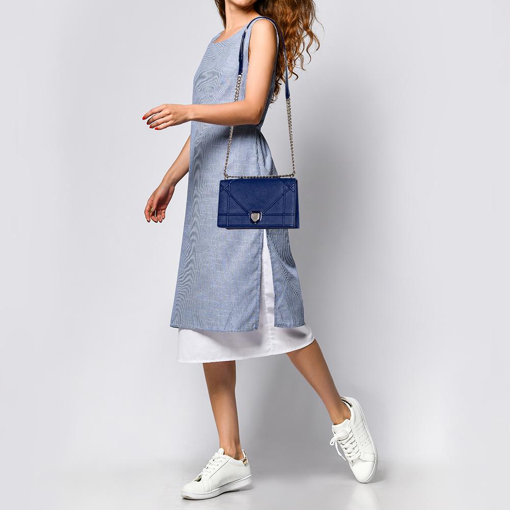 This Diorama bag is simply breathtaking! From its structured shape to its artistic craftsmanship, the bag sweeps us off our feet. It has been crafted from blue leather and covered in the brand's signature Cannage pattern. A magnetic closure on the
