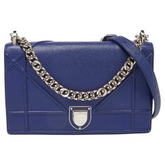 Bolso con solapa Diorama mediano de piel azul de Dior