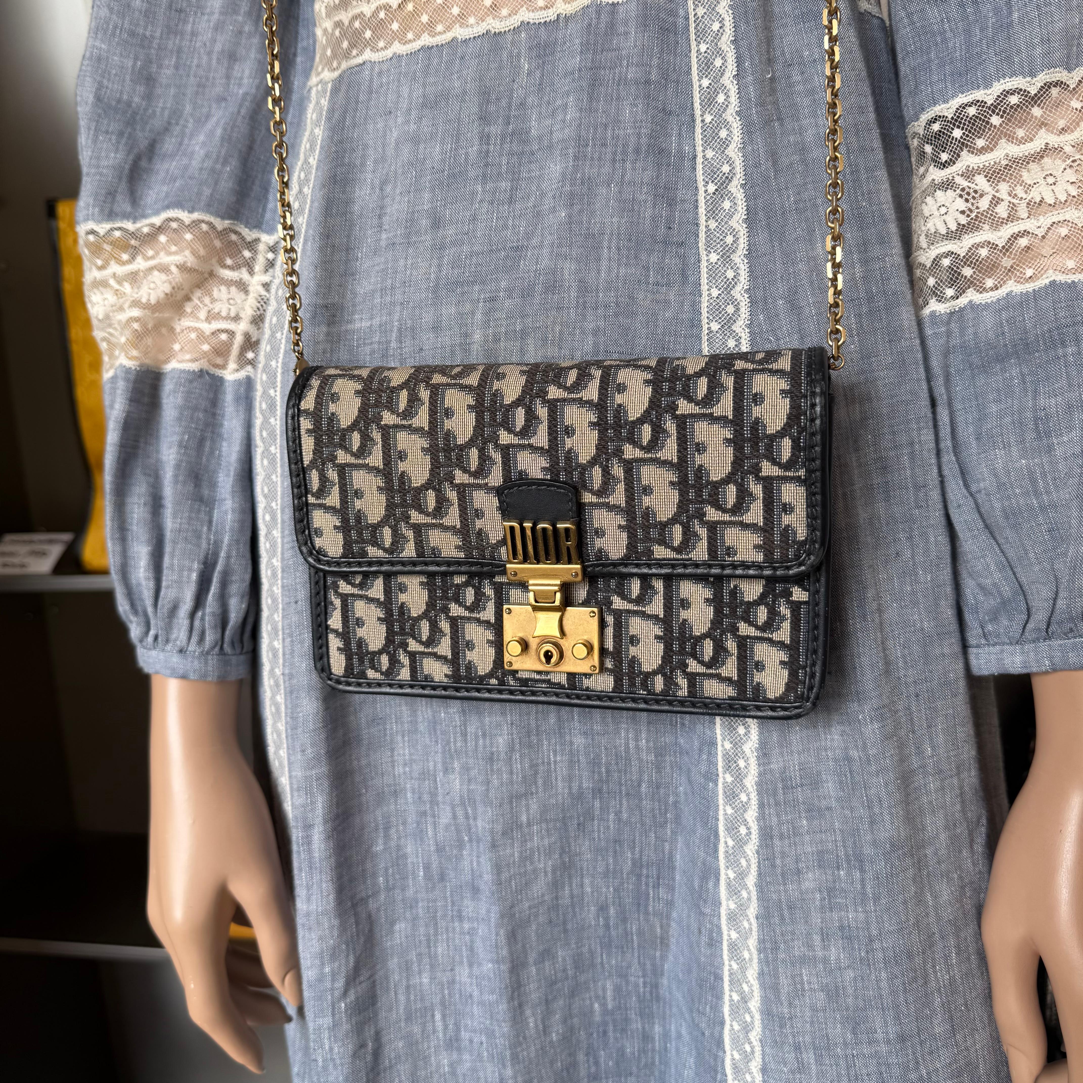 Bellissima borsa crossbody di Dior
Bandouliere
Lino
Colore blu con logo Dior
Catena lunga in metallo dorato
Tasca interna con zip e tasca aggiuntiva
Titolari di carte di credito
Cm 19 x 12 x 3,5 (7,48 x 4,72 x 1,37 pollici)
Spedizione prioritaria in