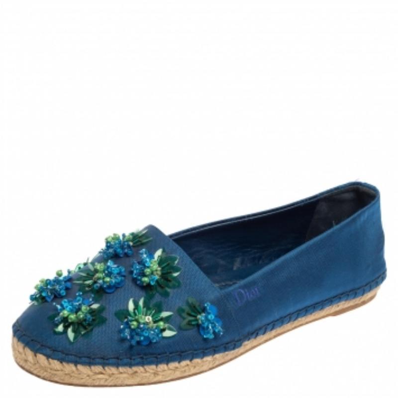 Add a dose of feminity and drama to your looks with these espadrille flats from the house of Dior. It features a blue mesh body with floral embellishments on the vamps. Style with summer dresses or boyfriend jeans, this pair is sure to make a