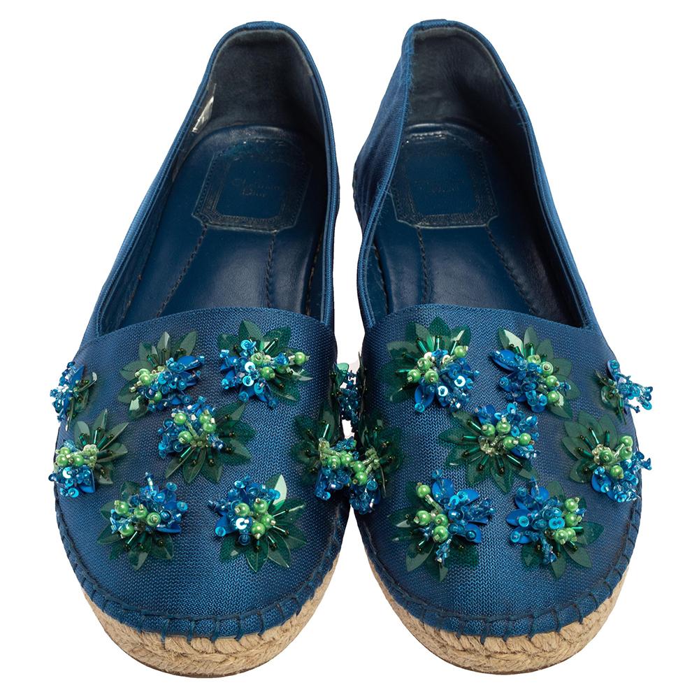 Add a dose of feminity and drama to your looks with these espadrille flats from the house of Dior. It features a blue mesh body with floral embellishments on the vamps. Style with summer dresses or boyfriend jeans, this pair is sure to make a