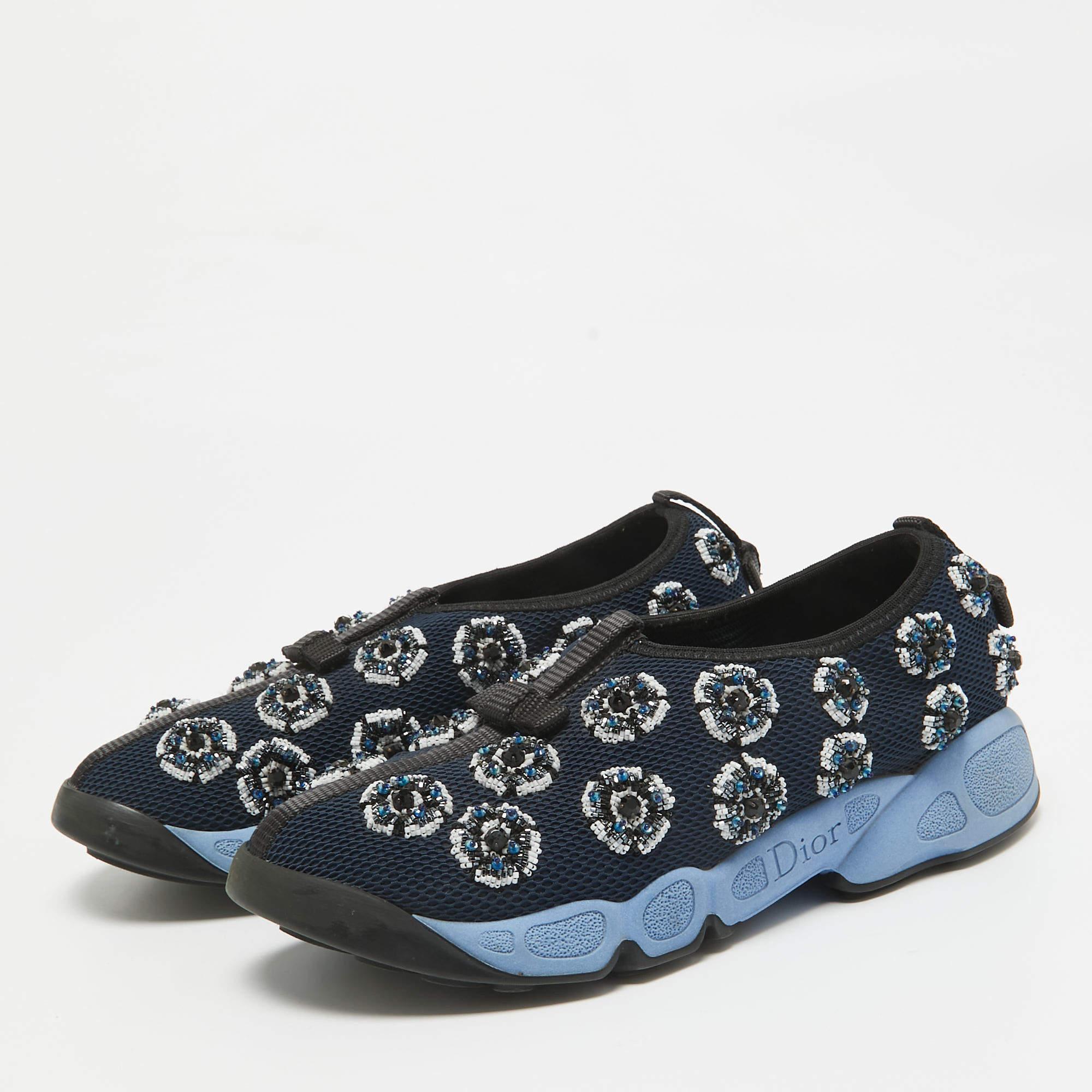 Ces baskets Dior Fusion sont l'amalgame parfait d'un attrait frappant et d'une facilité pratique. Création d'une magnifique maille bleue  Il est orné de perles finement disposées. Les semelles intérieures en cuir et les semelles en caoutchouc