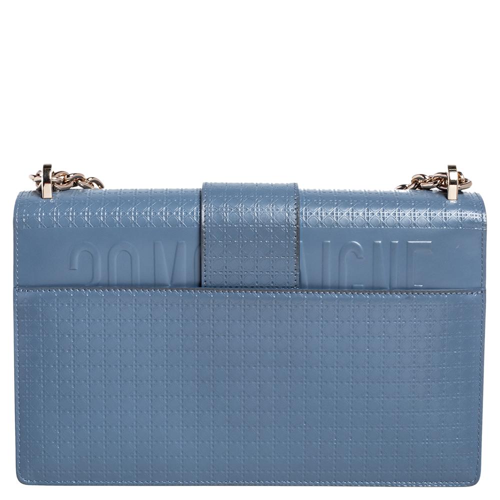 This 30 Montaigne bag from Dior derives inspiration from this historical address. Crafted from blue micro Cannage leather, this gorgeous number comes with a spacious leather interior that features a zipped compartment. It is equipped with a
