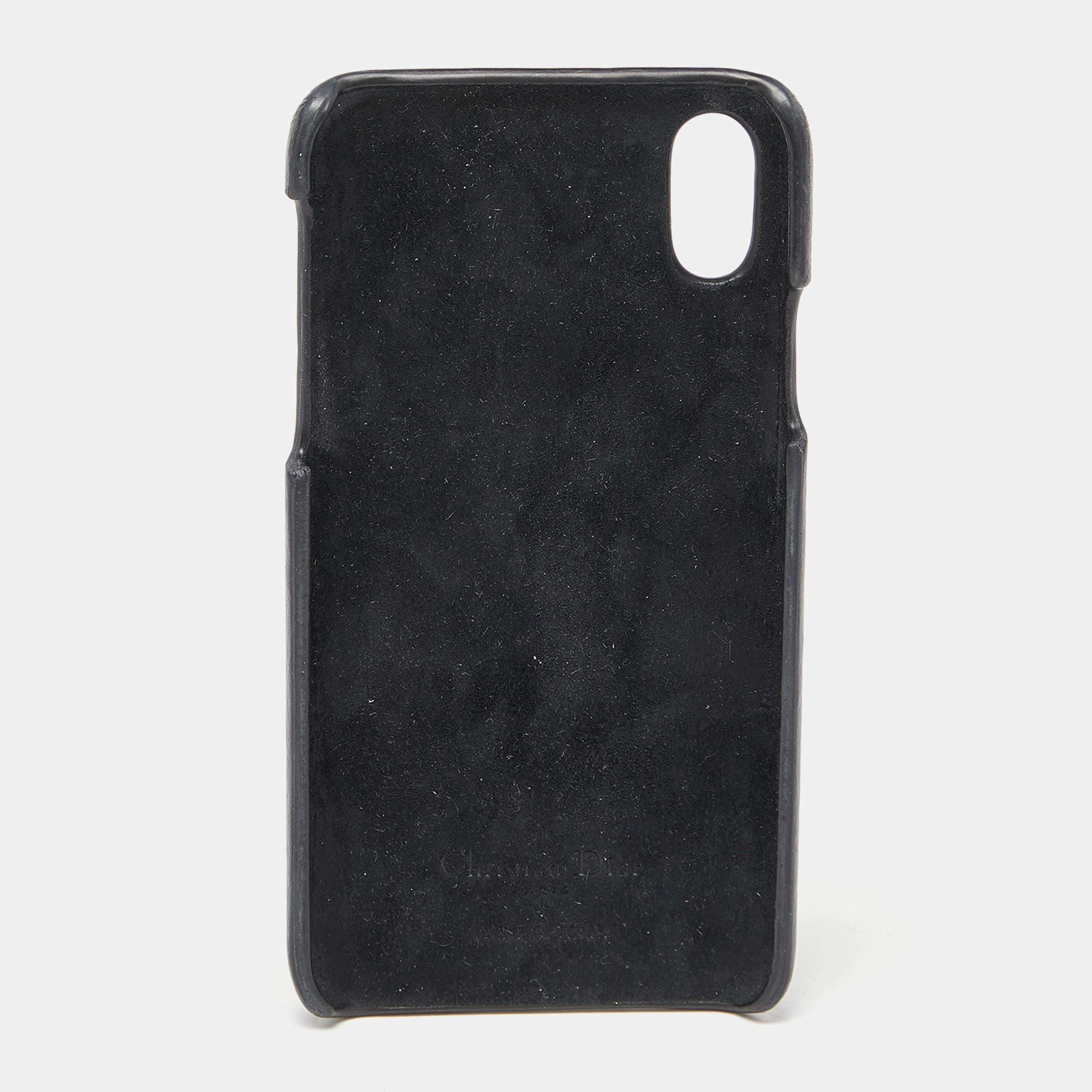 Questa cover di Dior è dedicata agli utenti di iPhone X. È realizzata in tela obliqua e in pelle e presenta una patta Saddle. La custodia è stata progettata per proteggere il tuo telefono e allo stesso tempo per completare il tuo stile.