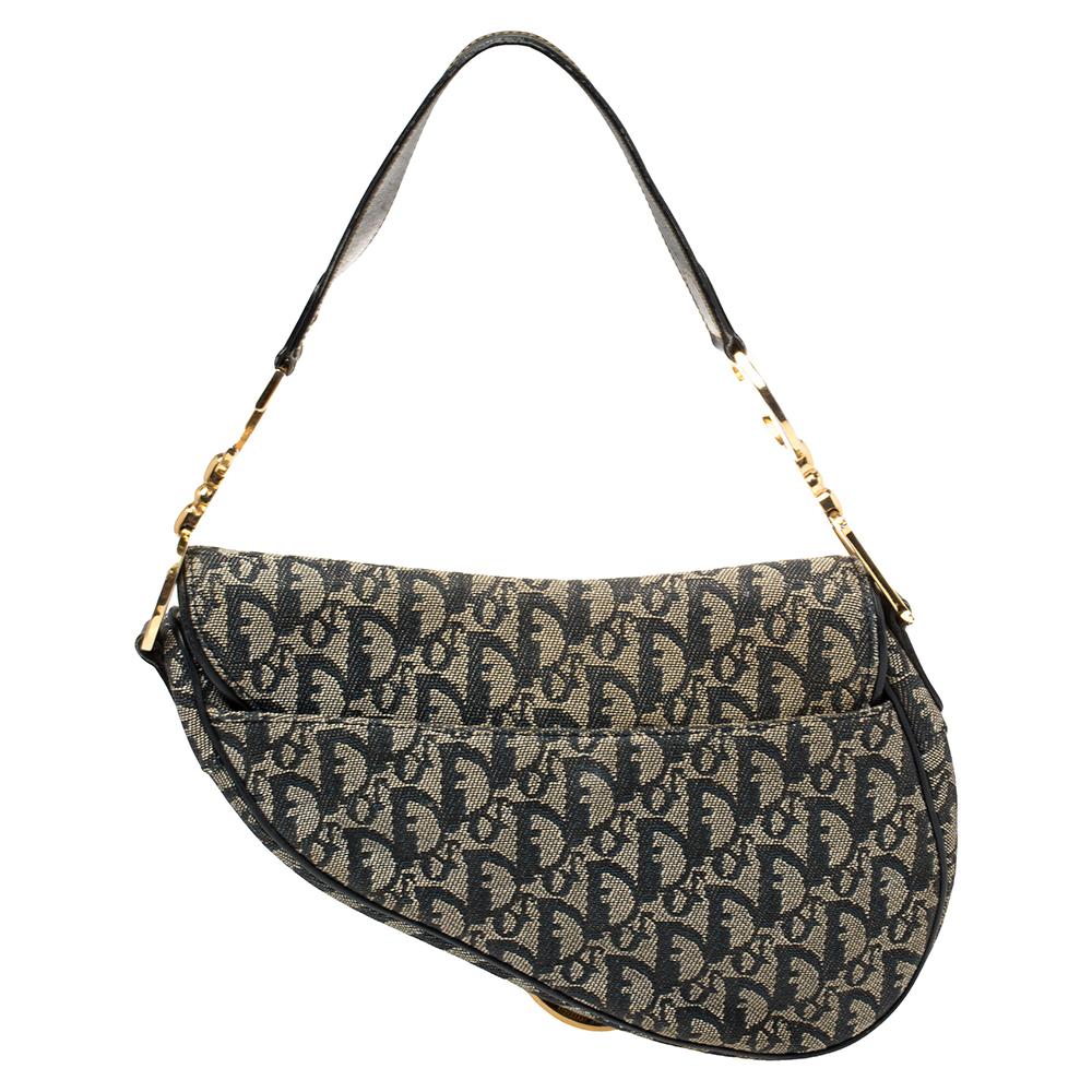 La sella Dior ha fatto un grande ritorno nel 2018 ed è rimasta in voga. Proprio per te che vuoi seguire la tendenza Saddle arriva questa splendida versione in denim e pelle Oblique. Un'unica maniglia e un interno in nylon completano la creazione. La
