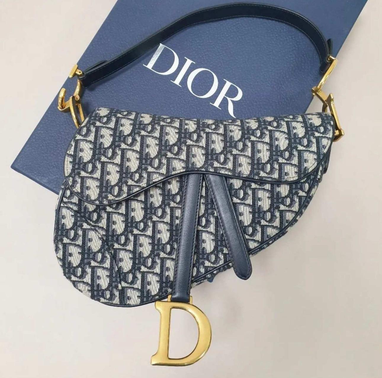 
    D stirrup strap and magnetic pull
    CD signature on the handle
    Thin, adjustable and removable shoulder strap
    Interior pocket
    Back pocket



Dimensions: 25.5 x 20 x 6.5 cm / 10 x 8 x 2.5 inches (Length x Height x Width)

Condition