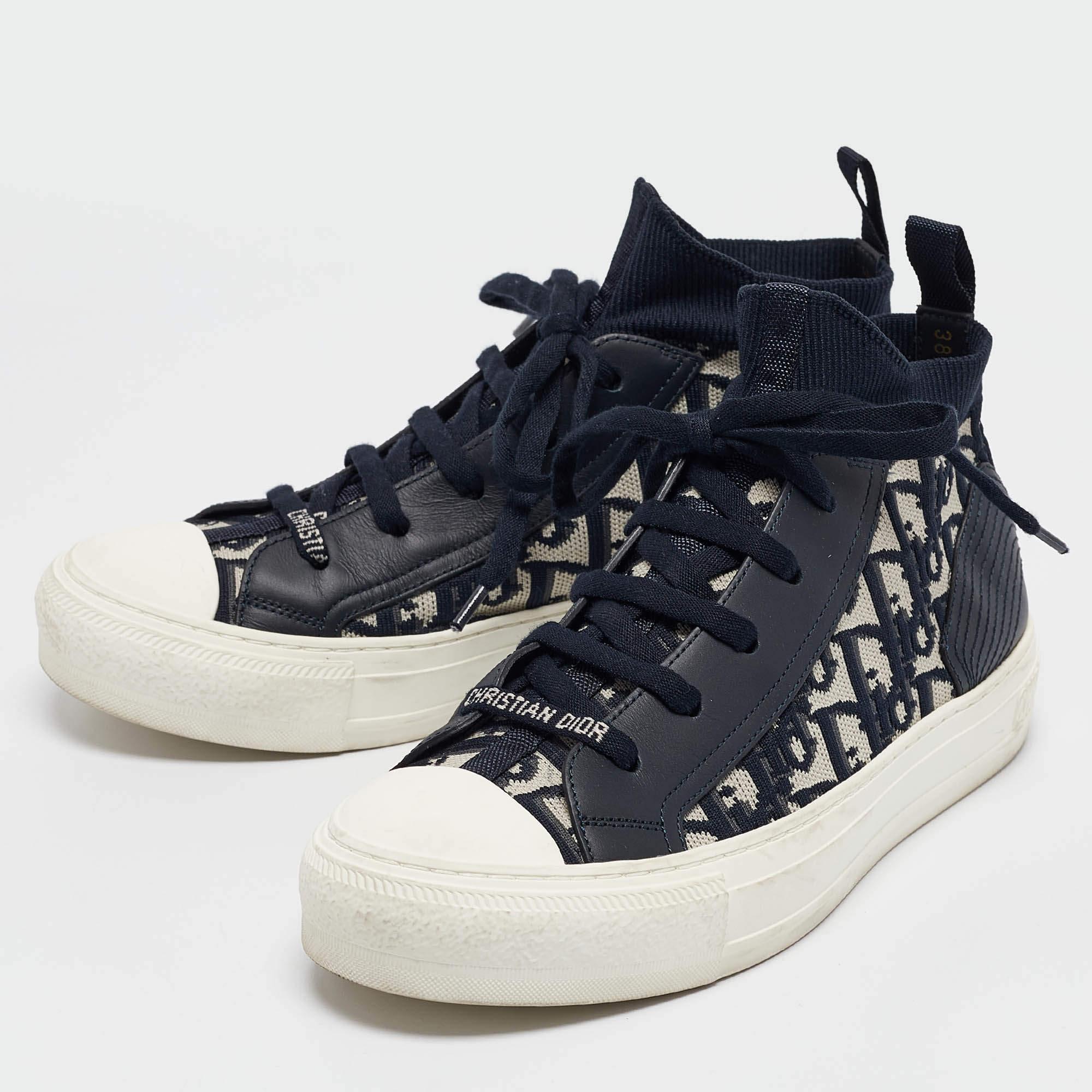 Una silhouette classica  queste scarpe da ginnastica di marca sono una combinazione perfetta di lusso  comfort  e stile. Queste sneakers sono rifinite con dettagli firmati e comode solette.
