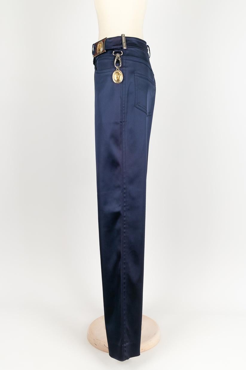 Dior -(Fabriqué en France) Pantalon en satin bleu. Pas de Label ou de composition de taille, il convient à un 38FR.

Informations complémentaires : 
Dimensions : Taille : 36 cm, Hanches : 44 cm, Longueur : 107 cm
Condit : Très bon état.
Numéro de