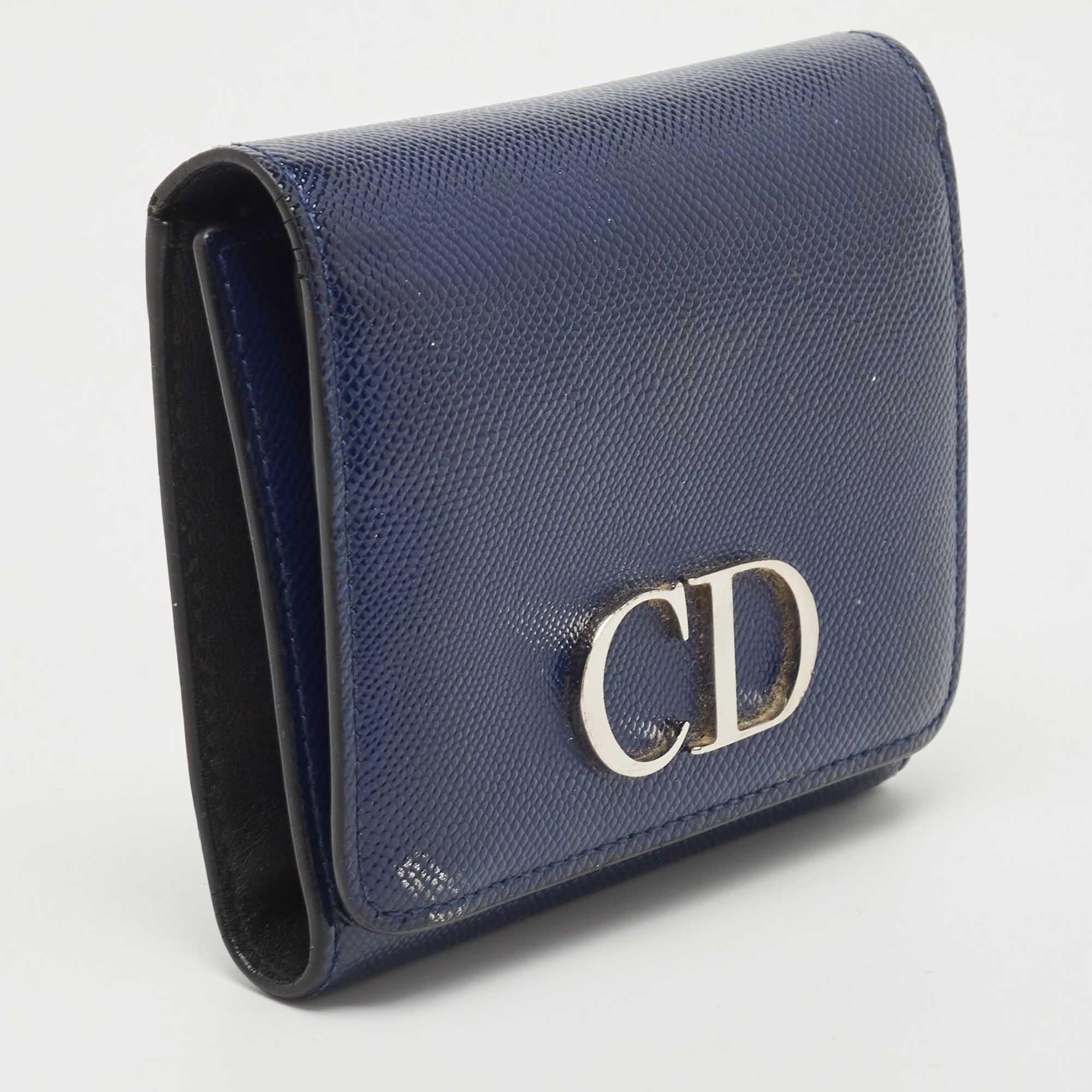 Portafoglio Mania Trifold in pelle verniciata blu di Dior In condizioni buone a Dubai, Al Qouz 2