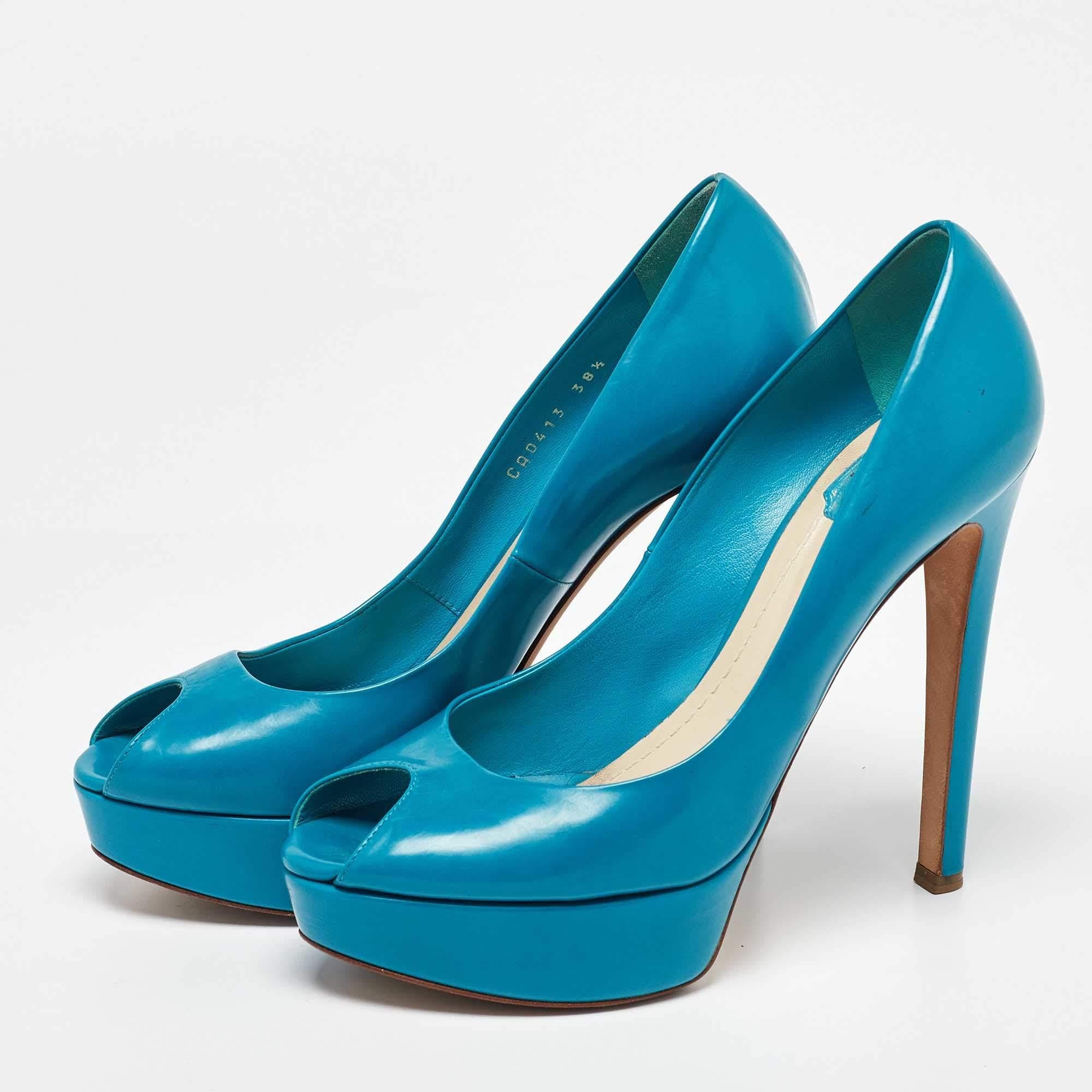 Diese Miss Dior-Pumps sind sowohl für die formelle als auch für die schicke Freizeitkleidung geeignet. Sie sind aus Lackleder gefertigt und verfügen über Peep-Toes mit hohen Absätzen, Plateaus und bequemen Einlegesohlen mit dem Label der Marke. Die