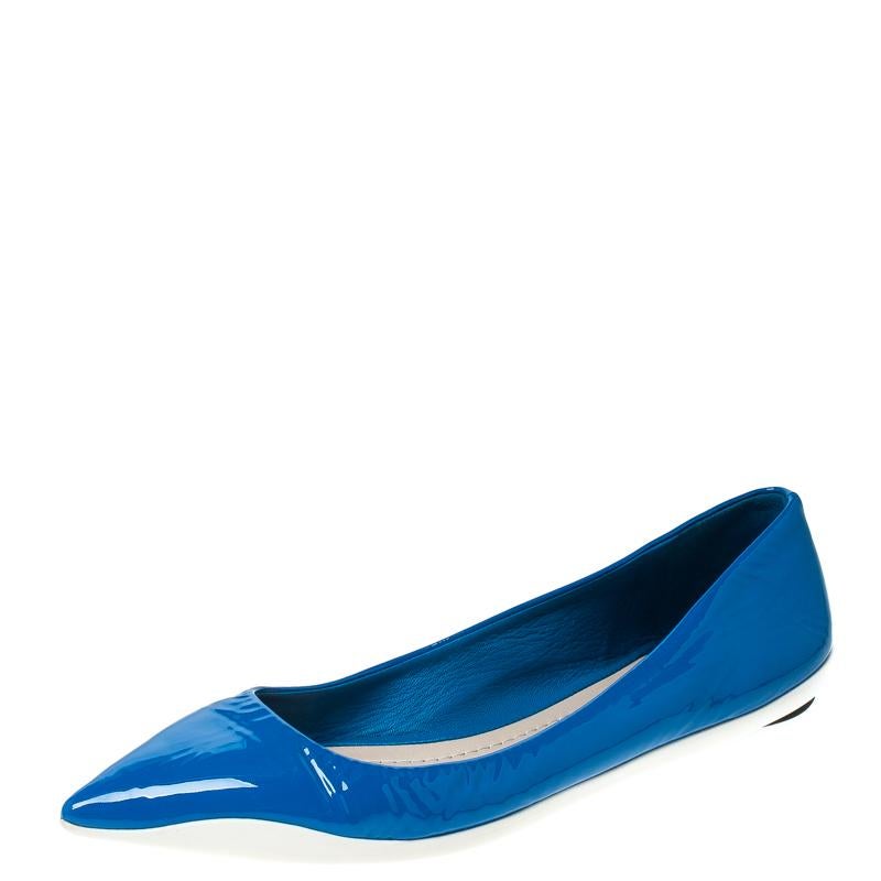 This beautiful pair of patent leather flats will bring out the fashion diva within you. These rubber sole flats by Dior feature pointed toes and leather insoles. Step out in style and confidence as you wear these attractive blue flats.

Includes: