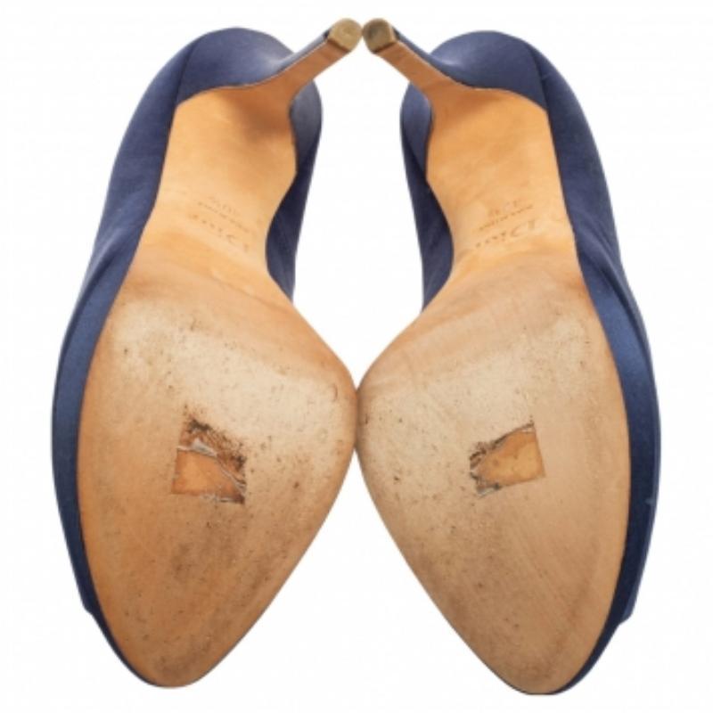La collection Miss Dior de Dior est une création importante qui continue de séduire tout le monde par son style impeccable. Ces escarpins Miss Dior sont en satin et présentent des peep-toes, des plates-formes et des talons hauts. Portez ces superbes